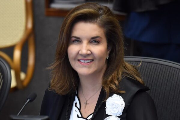 Despedida Emocionante: Ministra Daniela Teixeira Recebe Homenagens na 5ª Turma do STJ!
